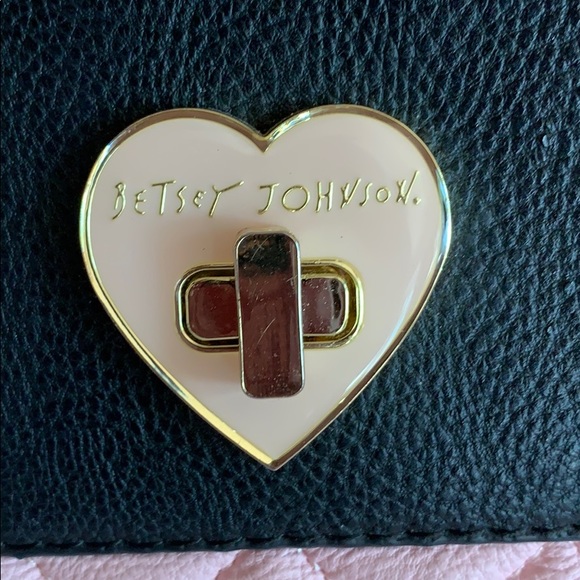 BETSEY JOHNSON Pink Quilted Heart Clasp Crossbody Purse - Picture 4 of 10